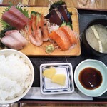 満天酒場 - 刺身定食 880円(税込)(2021年10月27日撮影)