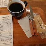 THE CITY BAKERY Guranfuronto Oosaka - 先ずはコーヒーをカウンターでもらって席で待ちます。