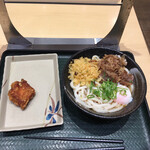 Hanamaru Udon Shibuya Eki Nishiguchi Ten - 牛肉温玉ぶっかけ中(630)、から揚げ(130)