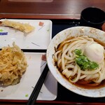 Udon Tengoku Menten - こちらは後日に来店し注文したぶっかけ(320円)の大盛り(+100円)です。割引チケットを使い温玉をトッピング、冷やしで食べると麺がシコシコ！