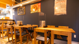 Naruto Kitchen Osaka Honmachi Ten - 内観テーブル席