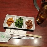 Yakiniku Korean Madan - 豆腐皮の甘辛煮・ほうれん草の和え物・蓮根　お冷やじゃなくて麦茶なのが嬉しい！