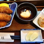 いっしょう - 牡蠣フライ、がんもどき、こんにゃくの煮物、たくあん
            そして牡蠣フライのソース。
            これは面白い味わい！
            凄く牡蠣フライに合ってる！