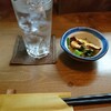 よってけ酒場 - 料理写真:お通しとダバダ（水割り）