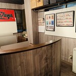 Gyutan AZABU Ya - 入口入って左右に仕切られていますので、グループ毎に座れます