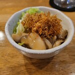 Dining WAZN - お通しはレタスにキノコの餡かけ。お通しも手が込んでいます。