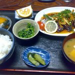 Momoya Shokudo - かつおたたき定食。900円。