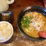 Genkotsu Ramen Koi Ten - げんこつラーメン鶏天セットの鶏天以外