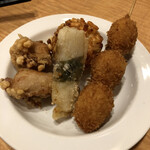 どん亭 - 惣菜バー（鶏唐揚げ／ミニかき揚げ／山芋の梅しそ巻き／うずら玉子フライ）