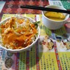 Asian Dining Shiwani - セットのサラダとサービスのスープ。