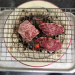 炭火焼肉 にくまさ - お肉焼き焼き風景