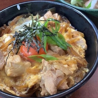 A flavorful Oyako-don (Chicken and egg bowl) with eggs and soup stock. The fluffy rice is also exquisite.