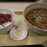 妻籠庵 - 鰹丼とそばのセット、￥1080。麺が凄まじくフニャフニャ。出汁の風味も無い。鰹の味は何処に？