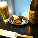 Teuchi Soba Yamashiroya - エビスビール&お通しの漬物