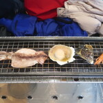 Hamayaki Shiawase na 90 Pun - 海鮮BBQ調理中