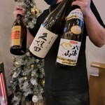 Dining WAZN - 店長さんが日本酒を手にご紹介。