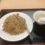 蓬莱閣 - 牛肉とにんにく焼飯(大盛) 大盛の追加料金を忘れてしまいましたが普通盛は¥715です