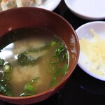 三芳食堂 - 味噌汁、漬け物