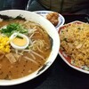 Dosanko Ramen Sangenchaya Ten - 味噌ラーメン・チャーハン・鶏の唐揚げのセットです。