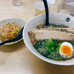 まる万ラーメン - 黒豚骨ラーメン　チャーシュー3枚増し　　　　　　　　　　炒飯