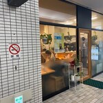 社 - お店は春日原駅前のビルの１階にある飲食店街にあります。