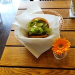 FRESSNESS BURGER Toreaju Shirahata Ten - テーブルごとに、小さな生花が飾ってあり、高級レストランみたいで感じが良かったです。