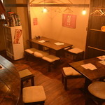 Shimonishigawa Machi Sakaba Haneguro - 木の温もりある店内。