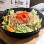 cobaco - 沖縄そばに用いる麺は、太めでもちもち感の強いもの。ほど良い塩気で、酒のつまみとしても完璧です