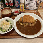 Western Dining Kitchen Minoruya - カツカレーライス、サラダ、味噌汁、小鉢に福神漬け