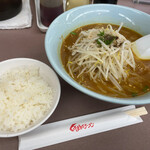 くるまやラーメン - カレーラーメンとサービスライス