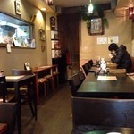 Indian Restaurant Shama - 壁のTVからインドの映画がなりひびく～こじんまりだけど結構居心地よし