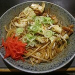 Dining & Karaoke GORAKU Tetsupan Katsuyama Ten - 人気の特製ホルモン焼きうどん（店焼）