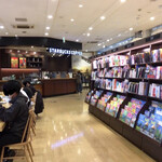 STARBUCKS COFFEE Tsutaya Utazu Ten - 本もあります