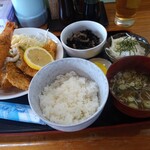 Shokuji no Mise Hagi - フライ盛り合わせ定食850円。