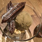 ベビーフェイスプラネッツ - 京ほうじ茶 アイスクリーム
      茶色いのは チョコ味のチュロス 温かい