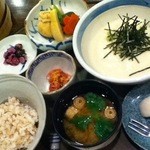 Ryori Ki - 麦とろ定食。左上の小鉢が美味！　真ん中の「えのきの梅肉和え？」が麦とろにぴったり！　麦ご飯は、最近良くあるねちっと柔らかい食感だけでなく、プチプチした食感も楽しめる良い感じ。