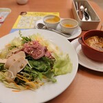 Denny's Chiba Nyu-Taun Ten - 「ローストビーフとハーブ鶏のパワーサラダ」と「 オニオングラタンスープ～淡路産たまねぎ使用〜」を一緒に‥