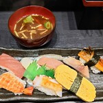 Sushi Dokoro Daimyo Yokocho Ten - 令和4年2月 ランチタイム
                        にぎり1人前
                        にぎり8貫＋赤出汁 660円