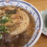 Yamachan - スペシャルうどん（850円）とおにぎり（100円）