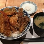 Tempura Shinjuku Tsunahachi Toyama Ten - 味噌汁に香の物が付きます。
                        
                        香の物は多分 カブの甘酢漬け。
                        
                        カブ 最近迄食えなかったから、まだよくわからない^^;
                        
                        
                        
                        