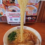 Seimenya Shokudo - 麺は細めの縮れ麺✨ 長～～い麺✨ 絵になるね⤴️⤴️