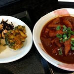 Tezukuri Katei Ryori no Mise Tamichan - 付け合わせはひじき豆とブロッコリーカレー味と青菜。 もつ煮込みはお店のお勧めの一品。