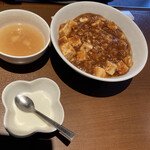 Chinese Ryouri Youmei - 子どもは麻婆豆腐丼、こちらのお店は食べてるうちにピリピリしてくるんです。
                        入っている若干大きめのひき肉は、このお店の担々麺にも使用されている甘辛く味付けされたものと同じ。