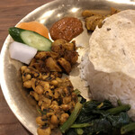 Kathmandu Spice Mart & Momo House - 赤いペーストがゴルベラコアチャール。