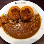 Curry House CoCo Ichibanya Tsukisamuchudokuori Ten - クリームコロッケカレー（ライス400g）。とび辛スパイスをガッパリ振りかけて～ウスターソースをかけていただきま～す♪