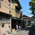 Hirotomo - 沼の天満宮境内西側の路地から