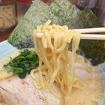 横浜家系ラーメン 魂心家 - 麺はモチモチとした食感が好印象