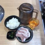 廻転レーン焼肉 いっとう - 焼肉 いっとう 豚トロ\220 ご飯(中)\220 胡瓜キムチ110