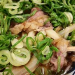 丸亀製麺 - ネギを掻き分けて肉。