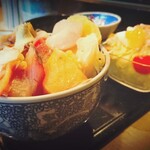 Shige Sushi - ランチ海鮮丼(￥1200)。全体図は4枚目の写真を参照ください。